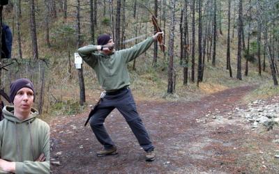 Richtig Bogenschießen bergauf und bergab